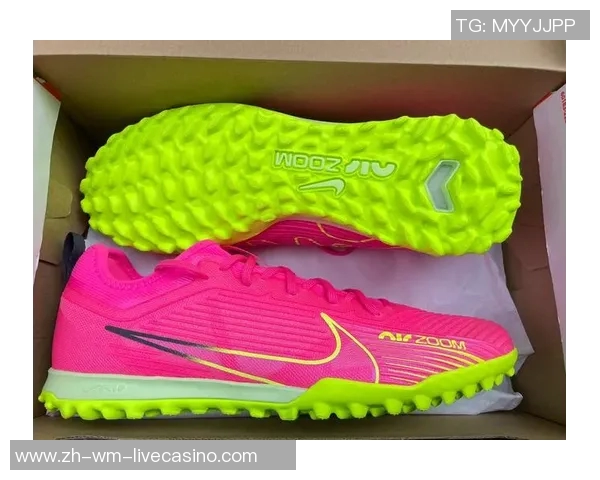 耐克碎钉足球鞋助力球场表现提升,尽享舒适与灵活的完美结合