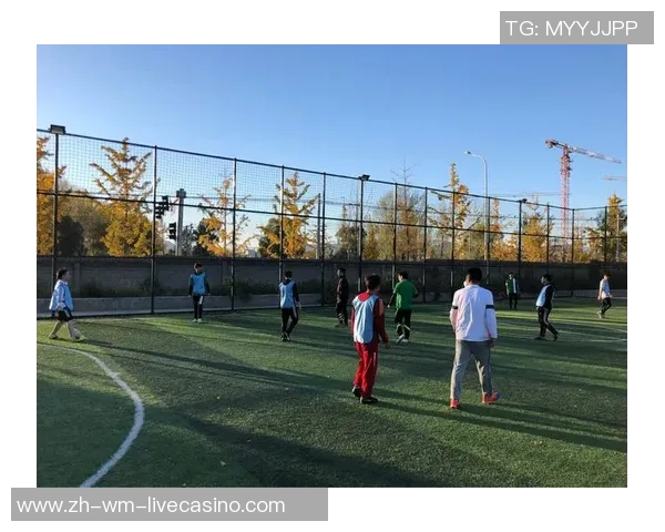 两位足球员的传奇对决与友谊如何改变了他们的职业生涯与人生轨迹 两位足球员的传奇对决与友谊如何改变了他们的职业生涯与人生轨迹